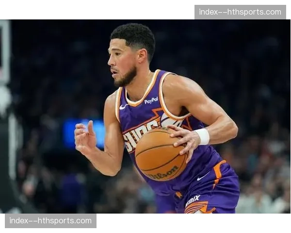 特写镜头：德文·布克在比赛最后时刻被驱逐后，在球员通道的失落表情